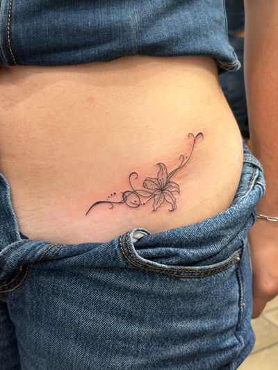 Tattoo Fine Line on the Hip by Jerson